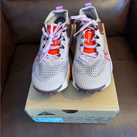 Nike ZoomX Trail Shoes in Pink and Red - Picture 2 of 3